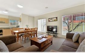 Spacious 2 Bed, 2 Bath Villa, Cbd Location